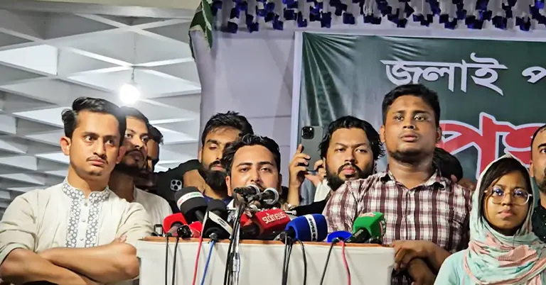 পথসভায় বক্তব্য দেন নাহিদ ইসলাম